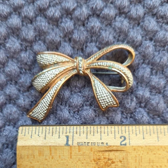 Jordache Distressed Metallic Bow Brooch - Picture 4 of 4